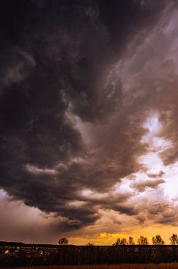 Gökteki soyut yıldırım bulutları