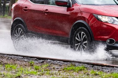 Hareket eden araba yağmuru Tekerleklerden fışkıran su birikintisi