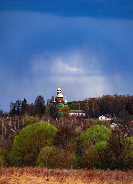 Pravoslavný Kostel Zlatými Kopulemi Kopci — Stock fotografie