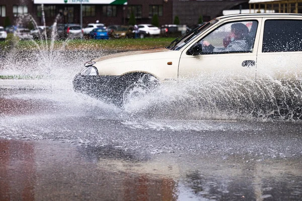 Motion Car Rain Big Puddle Water Spray Wheels — Stock Photo, Image