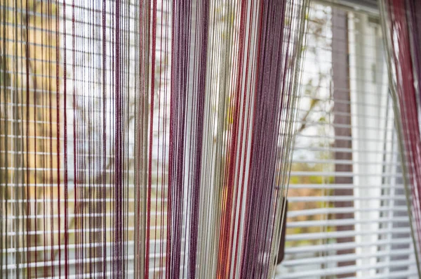 Geschlossene Kunststoffjalousien Fenster Mit Der Reflexion Glas — Stockfoto