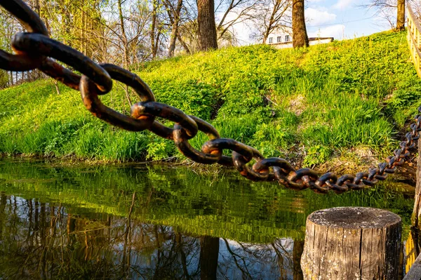 Vecchio Molo Legno Con Catena Ferro Pilastri Sul Lago — Foto Stock