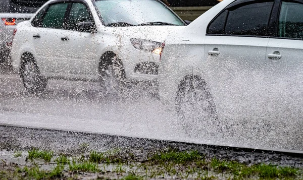 Rörelse Bil Regn Stor Pöl Vatten Spray Från Hjulen — Stockfoto