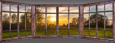 Yazlık köy manzarasına bakan eski ahşap panoramik pencere 