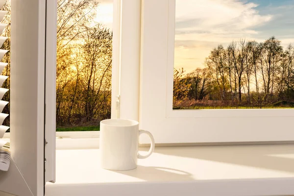Fenêtre Ouverte Avec Une Tasse Café Sur Rebord Fenêtre Dans — Photo