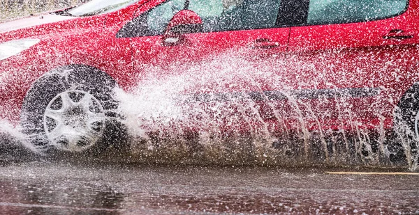 Rörelse Bil Regn Stor Pöl Vatten Spray Från Hjulen — Stockfoto