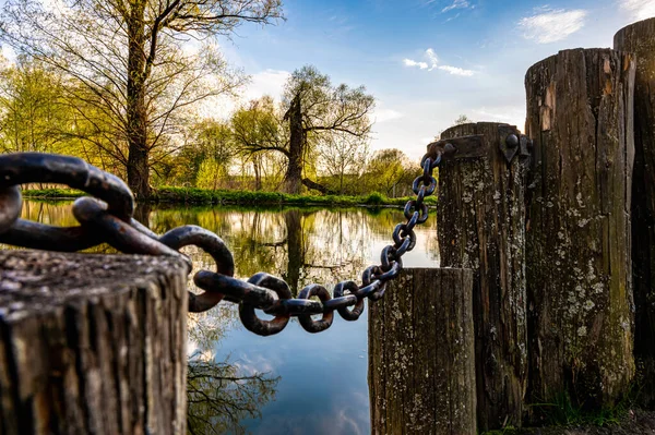 Vecchio Molo Legno Con Catena Ferro Pilastri Sul Lago — Foto Stock