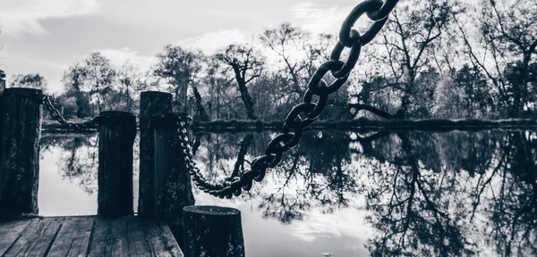 Old Wooden Pier Iron Chain Pillars Lake — Stock Photo, Image