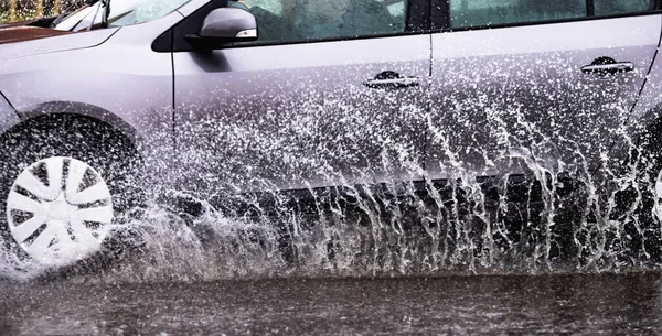 Movimiento Coche Lluvia Gran Charco Agua Pulverización Las Ruedas — Foto de Stock