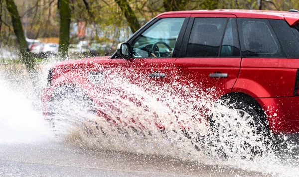 Movimiento Coche Lluvia Gran Charco Agua Pulverización Las Ruedas — Foto de Stock