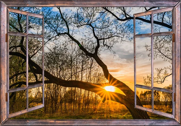 Otevřené Okno Staré Dřevěné Západ Slunce Pohled Venkovské Krajiny Létě — Stock fotografie