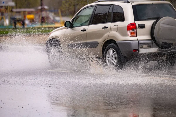 Движение Автомобиля Дождь Большая Лужа Воды Брызги Колес — стоковое фото