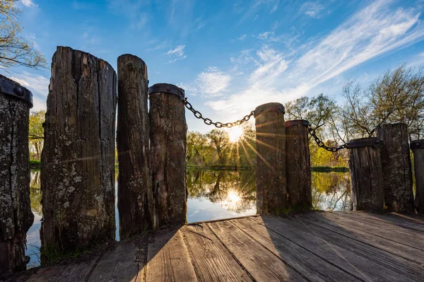 Old Wooden Pier Iron Chain Pillars Lake — Stock Photo, Image