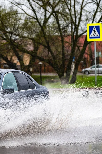 Motion Car Rain Big Puddle Water Spray Wheels — Stock Photo, Image