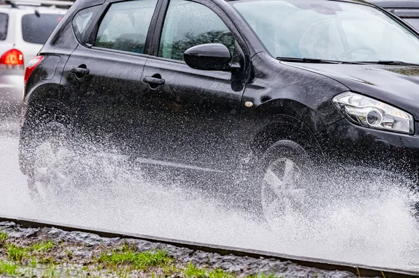 Rörelse Bil Regn Stor Pöl Vatten Spray Från Hjulen — Stockfoto