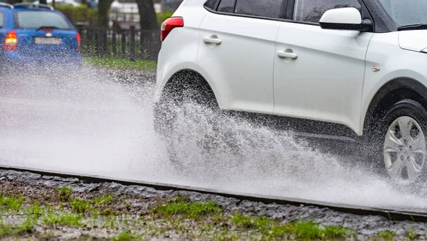 Hareket Eden Araba Yağmuru Tekerleklerden Fışkıran Birikintisi — Stok fotoğraf