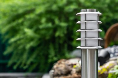 Bahçede küçük bir fener.