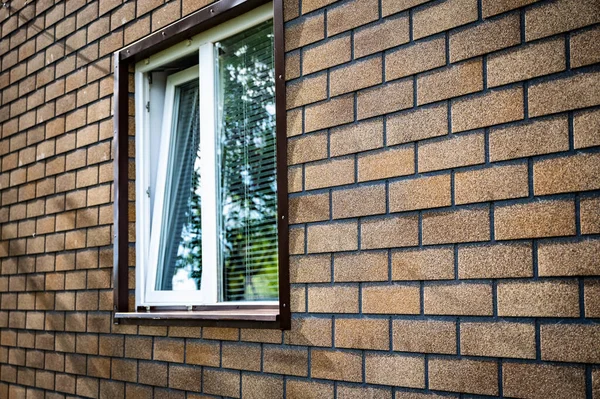 Evin Duvarı Penceresi Olan Yumuşak Kiremitlerle Süslenmiş — Stok fotoğraf