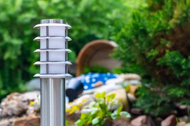 Bahçede küçük bir fener.