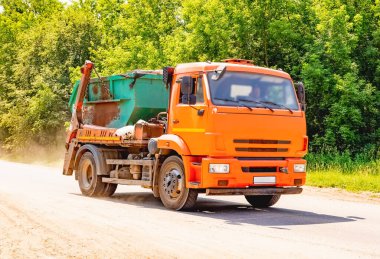 Uzman araba, şehrin sokaklarındaki çöpleri temizliyor.