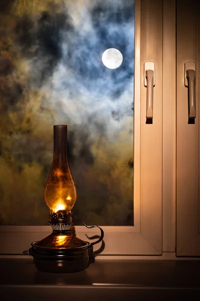 Нічний Пейзаж Вікном Місячне Світло Горить Гасовою Лампою Підвіконні — стокове фото