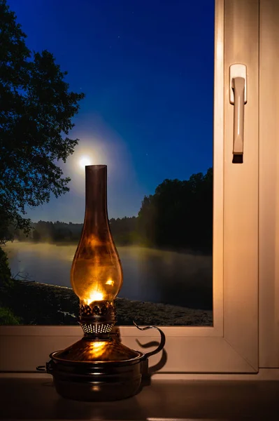 Nachtelijke Landschap Buiten Het Raam Maanlicht Brandende Kerosine Lamp Vensterbank — Stockfoto