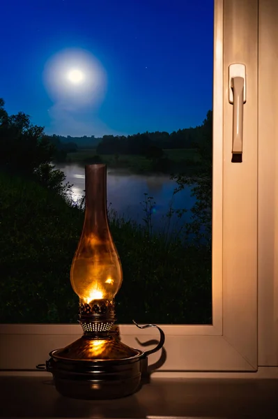 Paisaje Nocturno Fuera Ventana Luz Luna Lámpara Queroseno Ardiente Alféizar —  Fotos de Stock