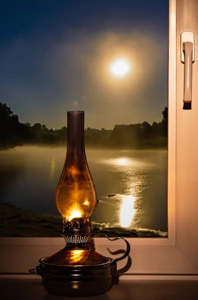 Nachtlandschaft Vor Dem Fenster Mondschein Brennende Petroleumlampe Auf Der Fensterbank — Stockfoto