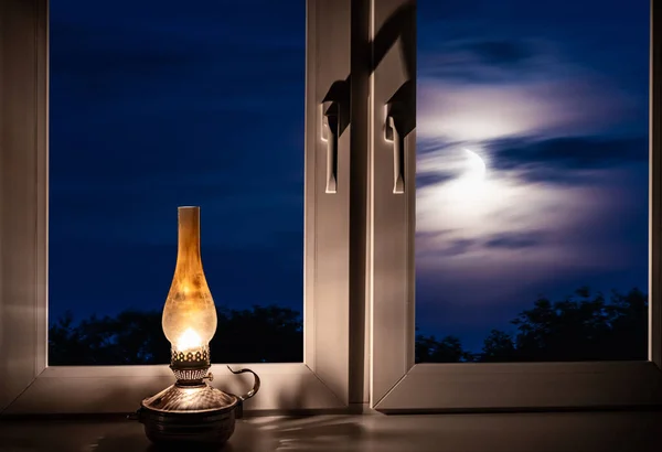 Ночной Пейзаж Окном Лунный Свет Горящая Керосиновая Лампа Подоконнике — стоковое фото