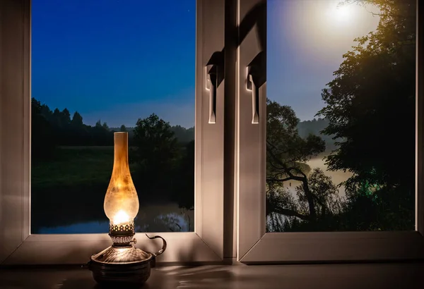 Pencerenin Dışındaki Gece Manzarası Pencere Pervazında Yanan Gaz Lambası — Stok fotoğraf