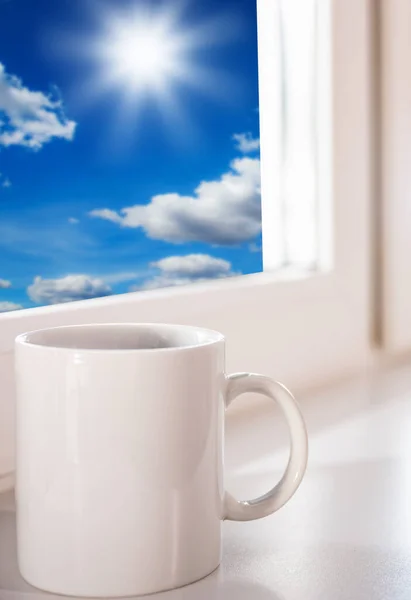 Pencere Kenarında Beyaz Porselen Kahve Fincanı — Stok fotoğraf