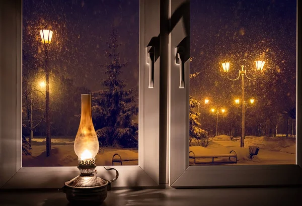 Lámpara Queroseno Retro Alféizar Ventana Una Noche Invierno — Foto de Stock