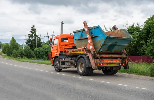 Specialiserad Bil Tar Bort Skräp Från Gatorna Stadens Ekologi — Stockfoto