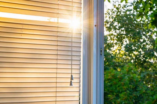 Estores Plástico Fechado Janela Com Reflexão Nos Raios Vidro Sol — Fotografia de Stock