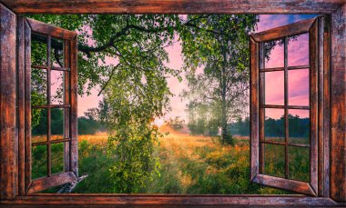 Perdelerle pencereden gün doğumunun güzel manzarası