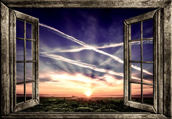 Gökyüzünün açık penceresi bulutlu gün doğumu