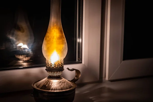 Lampa Naftowa Retro Parapecie Zimową Noc — Zdjęcie stockowe
