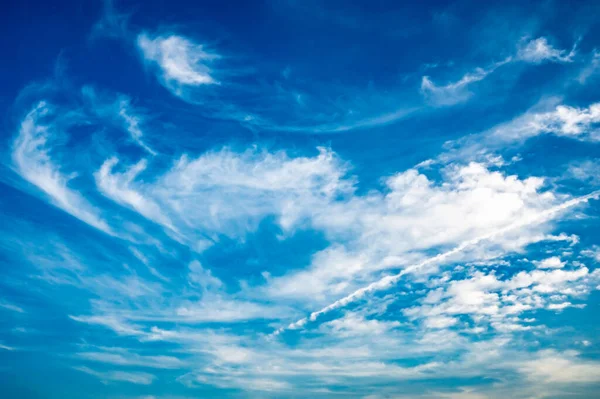 Nuvole Bianche Contro Cielo Blu Sfondo Astratto — Foto Stock