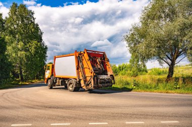 Uzman araba, şehir ekolojisinin sokaklarındaki çöpleri temizliyor.