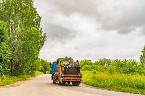 Specialiserad Bil Tar Bort Skräp Från Gatorna Stadens Ekologi — Stockfoto