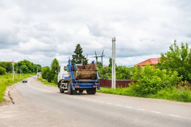 Uzman araba, şehir ekolojisinin sokaklarındaki çöpleri temizliyor.