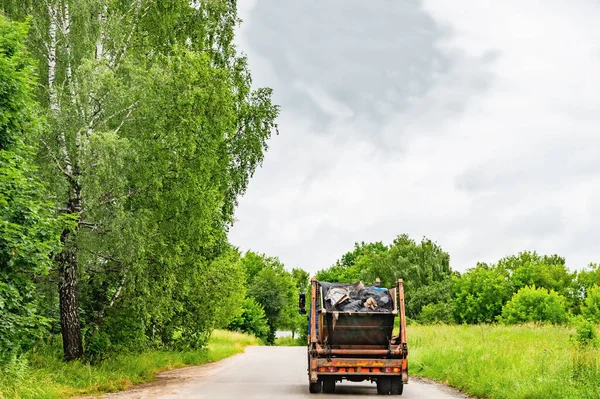 Specialiserad Bil Tar Bort Skräp Från Gatorna Stadens Ekologi — Stockfoto