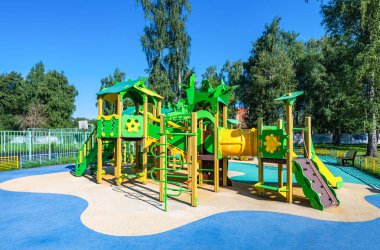 Yazın çocuklar için parkta salıncakta salıncak