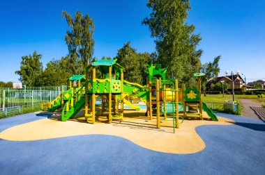 Yazın çocuklar için parkta salıncakta salıncak