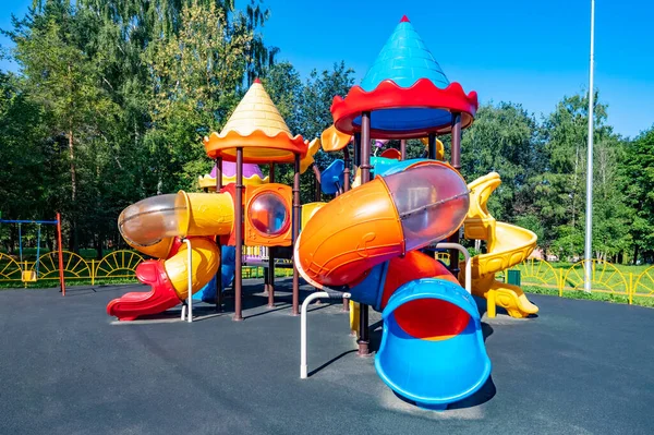 夏に屋外の子供のための公園でカルーセルをスイング — ストック写真