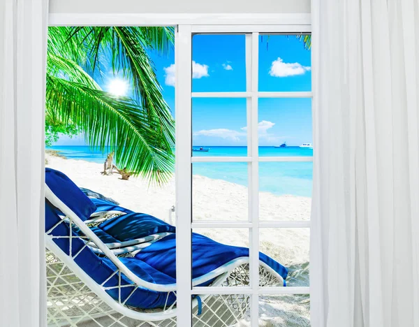Белая Стеклянная Дверь Видом Тропический Пляж — стоковое фото