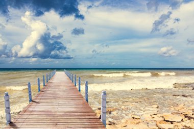 Dominik Cumhuriyeti sörf kumlu plaj ve sakin mavi Karayip Denizi