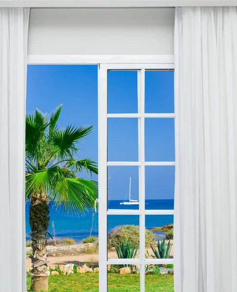 Vit Glasdörr Öppen Med Utsikt Över Tropisk Strand — Stockfoto