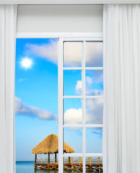 Porta Vetro Bianco Aperta Con Vista Sulla Spiaggia Tropicale — Foto Stock