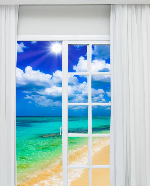 Porta Vidro Branco Aberta Com Vista Para Praia Tropical — Fotografia de Stock